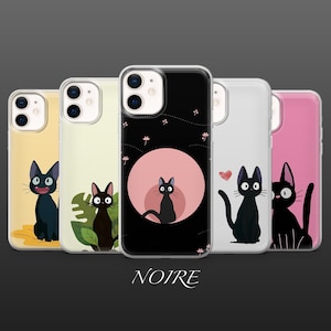 以下が含まれることがあります： 黒猫のイラストが描かれた5つの透明なスマートフォンケース。黄色い背景の猫、緑の葉の中にいる猫、黒地にピンクの円の中にいる猫、赤いハートを持つ猫、ピンクの背景の猫のデザインが並んでいます。