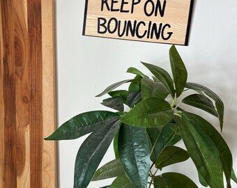Continuez à rebondir – Petite enseigne murale en bois faite main | Art d'encouragement doux