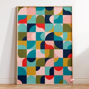 Può includere: Stampa artistica geometrica astratta in cornice di legno. L'opera presenta un motivo colorato di quadrati e semicerchi nelle tonalità di rosa, verde acqua, blu navy, rosso, verde oliva e oro. Il design è moderno e accattivante.