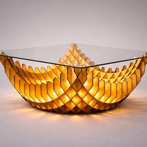 Könnte beinhalten: Ein moderner Couchtisch mit einzigartigem Design. Der Tisch hat eine klare, quadratische Glasplatte, die von einem Holzsockel getragen wird. Der Sockel besteht aus geschichteten, gebogenen Holzteilen, die ein geometrisches Muster bilden. Der Tisch ist von innen beleuchtet und strahlt ein warmes Licht aus.