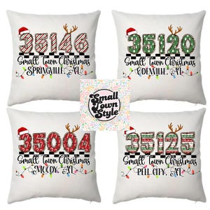 Könnte beinhalten: Vier weiße Zierkissen mit weihnachtlichen Designs. Jedes Kissen zeigt eine andere Postleitzahl in einer festlichen Schriftart, einen Weihnachtsmannhut und Rentiergeweihe. Der Text "Small Town Christmas" und der Stadtname sind ebenfalls enthalten.