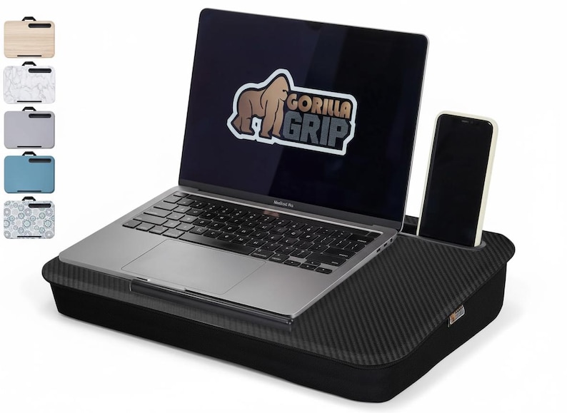 Op de afbeelding: Zwart laptopbureau met een koolstofvezelpatroon, met een laptop en een smartphone. Het laptopscherm toont het "Gorilla Grip" logo. Extra kleuropties worden links getoond.