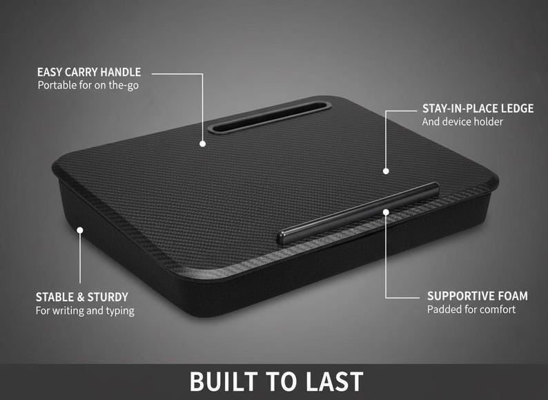 Op de afbeelding: Zwart laptopbureau met een getextureerd oppervlak, met een gemakkelijk te dragen handvat en een stay-in-place richel. Het bureau is ontworpen met ondersteunend schuim voor comfort en is gebouwd om lang mee te gaan. De tekst "BUILT TO LAST" staat onderaan.