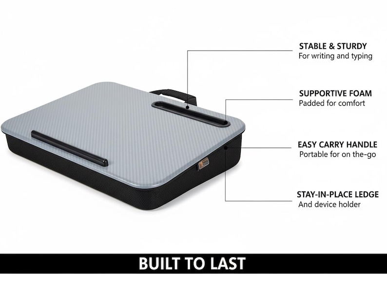 Op de afbeelding: Een grijze en zwarte laptoptafel met een handvat. De tafel heeft een gestructureerd oppervlak en een opstaande rand. De tekst op de afbeelding luidt "BUILT TO LAST", "STABLE & STURDY", "SUPPORTIVE FOAM", "EASY CARRY HANDLE" en "STAY-IN-PLACE LEDGE".
