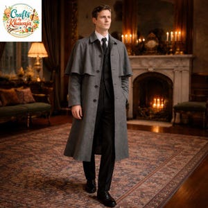 Puede incluir: Un abrigo de lana gris con diseño de capa, usado sobre un traje y corbata negros. El abrigo tiene una parte delantera abotonada y una silueta larga y fluida. La persona está en una habitación con chimenea y una alfombra ornamentada.