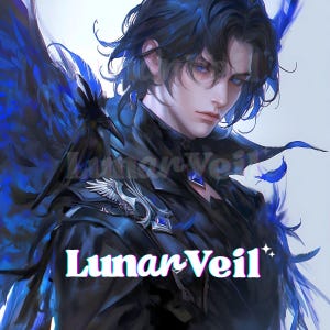 Op de afbeelding: Digitale kunst van een persoon met donker haar en blauwe ogen, versierd met donkerblauwe gevederde vleugels. De persoon draagt een zwarte outfit met zilveren en blauwe accenten. De tekst "Lunar Veil" wordt weergegeven in een gestileerd lettertype onderaan de afbeelding.