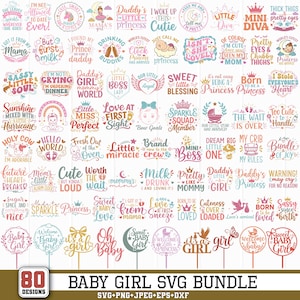 Può includere: Una collezione di 80 design SVG per bambina, con varie frasi e grafiche in rosa, oro e altri colori pastello. Include frasi come "Sweet Baby Girl" e "It's a Girl".