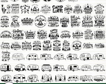 Può includere: Una collezione di 72 design SVG a tema campeggio in bianco e nero. I design includono varie frasi relative al campeggio, illustrazioni di montagne e alberi e immagini di camper e tende. Il testo "72 CAMPING SVG BUNDLE" è in basso.