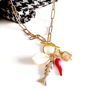Collana T-Bar Oro con Cornetto Rosso Portafortuna e Conchiglia Caurie, Collana Maglia Larga Bold Chain Dorata, Girocollo Toggle Pesciolino