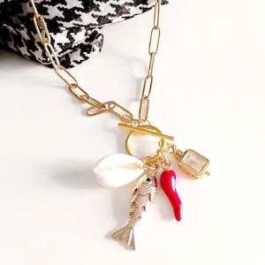 Collana T-Bar Oro con Cornetto Rosso Portafortuna e Conchiglia Caurie, Collana Maglia Larga Bold Chain Dorata, Girocollo Toggle Pesciolino