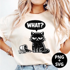 Puede incluir: Camiseta color crema con una ilustración negra de un gato gruñón sentado junto a una maceta volcada. Encima del gato hay un bocadillo con la palabra "WHAT?". El diseño incluye un logotipo PNG + SVG.