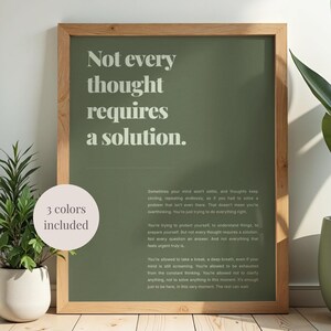 Może przedstawiać: Oprawiony wydruk z napisem "Not every thought requires a solution" w kolorze białym na zielonym tle. Drewniana rama otacza wydruk. Małe kółko po lewej stronie mówi "3 kolory w zestawie".