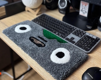 Totoro skrivbordsmatta - Handgjord tuftad tangentbordsmatta och speldekor, Studio Ghibli-fangåva