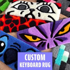 Può includere: Una collezione di tappeti per tastiera personalizzati in vari colori e design. I tappeti presentano volti in stile cartone animato con colori vivaci come bianco, rosso, viola e blu. Il testo "CUSTOM KEYBOARD RUG" è visualizzato su uno sfondo viola.