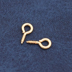Pequeños ganchos colgantes con forma de ojo en plata o con acabado chapado en oro de 18 quilates para diseño de joyería. Pequeños pasadores de ojo con tornillo de 8*4 mm, 10 unidades.