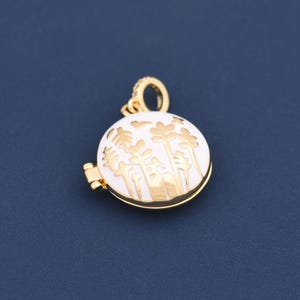Blommig trädgårdsmedaljong med fotohänge med 18K guldfylld finish och vit snäckskal för personliga minnessmycken 26,5*21,5 mm