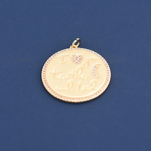 Colgante con mensaje de amor grabado, chapado en oro de 18 quilates, redondo, con la inscripción "Te amo hasta la luna y de vuelta". Material para manualidades de joyería. 29*30,5 mm.