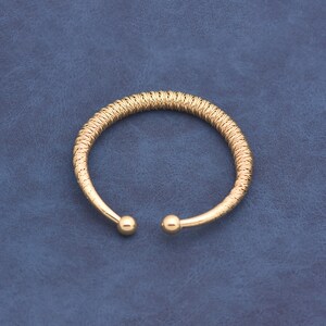 Bracciale rigido classico testurizzato in oro 18 carati, aperto, gioiello da donna, stile semplice e impilabile, 66*61 mm