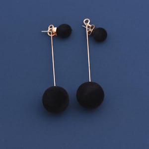 Pendientes colgantes de bola de terciopelo negro, chapados en oro de 18 quilates, para mujer. Pendientes largos modernos con barra, joyería minimalista, regalo de 16,5 x 16,5 mm.