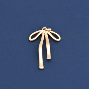 Könnte beinhalten: Ein Set aus drei Keramikbechern mit gesprenkelter, matter Oberfläche. Die Becher sind in Creme-, Hellgrau- und Dunkelgrautönen gehalten. Jeder Becher hat ein schlichtes, minimalistisches Design.
