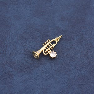 Colgante clásico con forma de trompeta, chapado en oro de 18 quilates con circonitas cúbicas, joyería musical para pulseras y collares (21 x 13 mm).