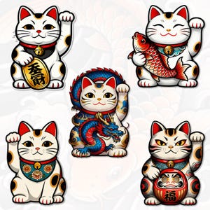 以下が含まれることがあります： 五体の日本の招き猫の置物。白い猫は赤と黒のアクセントがあり、金貨、赤い魚、龍、花の首輪、ダルマ人形などのアクセサリーが付いています。各猫は片手を上げています。