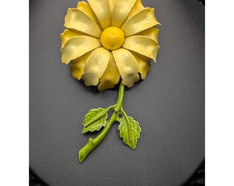 Broche vintage de flor de esmalte amarillo con tallo y hojas verdes - Joyería floral de mediados de siglo