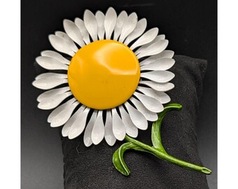 Broche retrô em metal com flor de margarida, pétalas brancas, miolo amarelo e caule verde, 8,9 cm (3,49 polegadas).