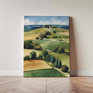 Puede incluir: Una pintura a la acuarela de un paisaje montañoso con campos verdes y amarillos. Un camino blanco serpentea a través de las colinas, conduciendo a una pequeña casa. El cielo es azul con nubes blancas, creando una escena serena.