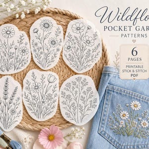 Op de afbeelding: Zes witte vellen papier met zwarte lijntekeningen van veldbloemenboeketten voor borduurwerk, gelabeld Wildflower Pocket Garden Patterns, 6 Pages, Printable Stick & Stitch PDF, naast blauwe spijkerstof met een geborduurd bloemmotief.
