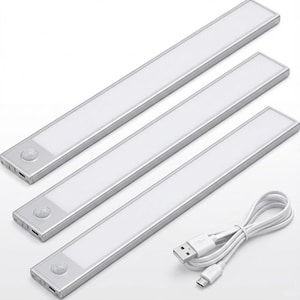 Puede incluir: Un juego de tres tazas de cerámica con un acabado moteado y mate. Las tazas son en tonos crema, gris claro y gris oscuro. Cada taza tiene un diseño simple y minimalista y un asa redondeada.