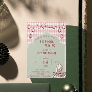 Puede incluir: Invitación a una cena de Eid. El diseño presenta un fondo a rayas rosas y blancas con faroles colgantes. El texto dice "Eid Mubarak" y detalla la fecha, hora y lugar de la fiesta.