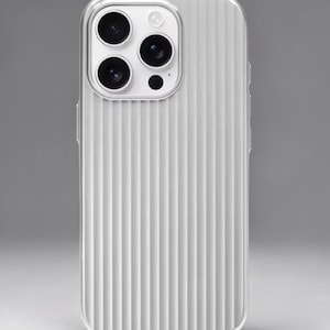 Könnte beinhalten: Eine weiße Handyhülle mit vertikalem Rippendesign. Die Hülle hat Aussparungen für die Kameralinsen und Tasten des Telefons. Die Hülle besteht aus einem glatten, festen Material.