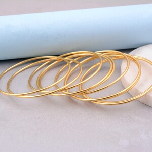 Set med 6 stycken eleganta, högpolerade, tunna stapelbara armband i 22 karat guld - Minimalistiska, släta, runda smycken för en mångsidig vardagsstil