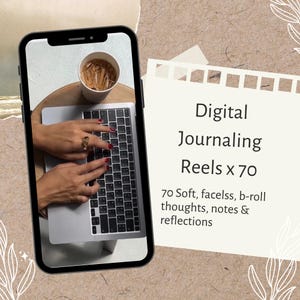 Könnte beinhalten: Ein Smartphone zeigt einen Laptop mit tippenden Händen, eine Kaffeetasse und den Text "Digital Journaling Reels x 70". Der Text erwähnt auch "70 Soft, facelss, b-roll thoughts, notes & reflections". Der Hintergrund ist ein neutrales Beige.
