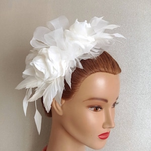 BIRDCAGE VEIL Elfenbeinfarbener Brautschleier. Hochzeit Federn Haarblume. Blüten Haar Fascinator. Braut Kopfschmuck Hochzeit Haarblumen Federblumen