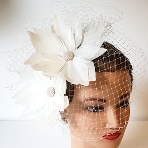SALE 50 OFF!!! Ivory birdcage veil, ivory feathers fascinator, ivory feathers flowers. Bridal feathers headpiece, ivory fascinator for bride