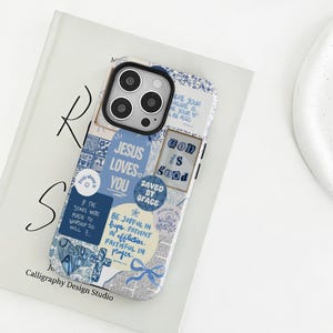 Könnte beinhalten: Handyhülle mit einem Collage-Design mit blauem und weißem Text und Grafiken. Der Text enthält Sätze wie "Jesus liebt dich" und "Gott ist gut". Die Hülle hat einen floralen Rand und eine Kreuzgrafik.