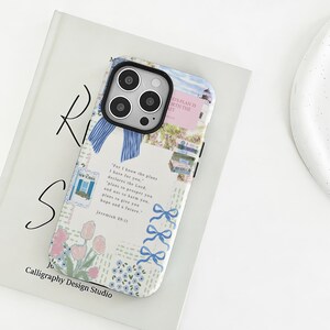 Könnte beinhalten: Dekorative Handyhülle mit floralem und Schleifen-Design. Die Hülle zeigt eine Collage aus Pastellfarben, darunter Rosa, Blau und Weiß, mit dem Text "For I know the plans I have for you..." und "Jeremiah 29:11".