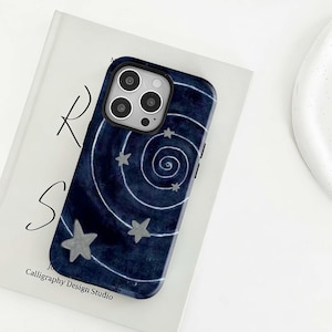 Könnte beinhalten: Ein Set aus drei Keramikbechern mit gesprenkelter, matter Oberfläche. Die Becher sind in den Farbtönen Creme, Hellgrau und Dunkelgrau gehalten. Jeder Becher hat ein schlichtes, minimalistisches Design, ideal für Kaffee oder Tee.