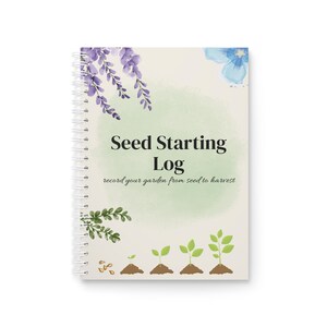Op de afbeelding: Een spiraalgebonden notitieboek met een crèmekleurige kaft met aquarelillustraties van paarse lavendel, een blauwe bloem en groen blad. De tekst luidt Seed Starting Log en record your garden from seed to harvest, met een grafische weergave van plantengroei.
