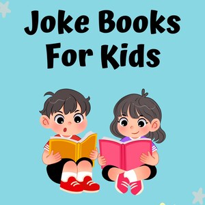 Op de afbeelding: Illustratie van twee kinderen die boeken lezen met de tekst "Joke Books For Kids" op een lichtblauwe achtergrond met steraccenten. Het ene kind draagt een rood-wit gestreept shirt en het andere een paars shirt.