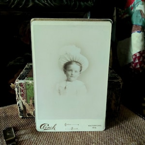 Vintage 1800er Kabinett-Karte Antikes Foto-Familien-Porträt-junges Mädchen im ausgefallenen Hut