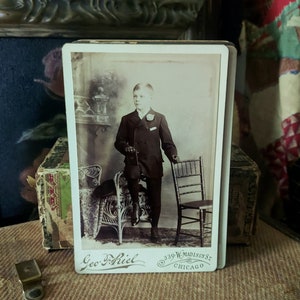 Vintage jaren 1800 kastkaart antieke foto jonge jongen staand met stoel George F. Riel
