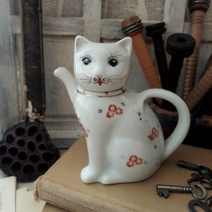 Vintage Lucky Waving Kitty Teapot Maneki Neko