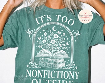 Het is te non-fictief buiten (png), grappig ontwerp voor boekenliefhebbers met sublimatieprint, schattige preppy literaire png-afbeelding, humoristische digitale download voor lezers