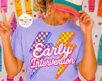 Wczesna interwencja PNG, logopeda PNG, projektowanie logopedyczne, nauczyciel edukacji specjalnej, powrót do szkoły, kolorowa koszulka retro z neonową grafiką
