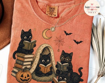 Czarny kot czytający PNG, projekt książki z czarowniczymi kociakami na Halloween, przytulna koszulka dla miłośnika kotów z motywem mola książkowego, plik do sublimacji z dyniowym księżycem w upiornym sezonie