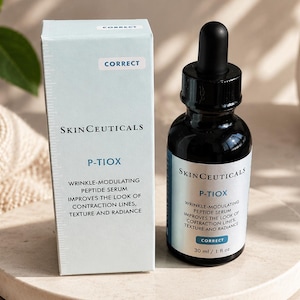 K&ouml;nnte beinhalten: Ein SkinCeuticals P-TIOX faltenmodulierendes Peptid-Serum in einer dunklen Glastropfflasche mit schwarzem Verschluss, begleitet von der hellblauen Pappschachtel. Die Verpackung zeigt den Text P-TIOX, 30 ml / 1 fl oz sowie die Produktvorteile.