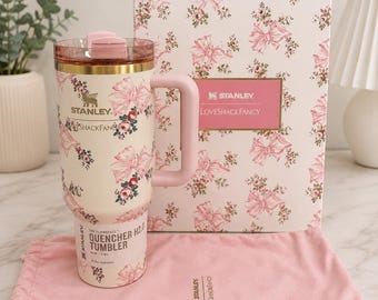 Stanley x LoveShackFancy Holiday Quencher Tumbler – 40 oz (Rosa Beaux Pink)
